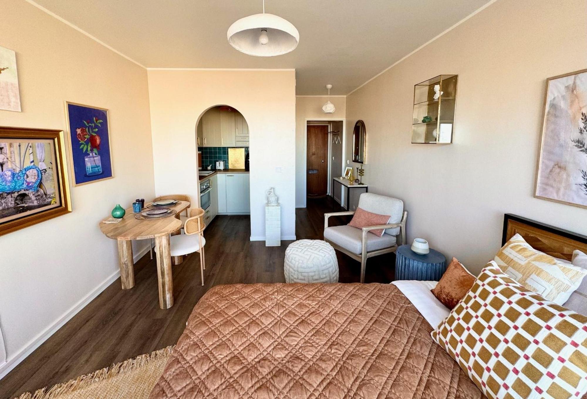Апартаменты Floor Getaway In - Church & Sea View